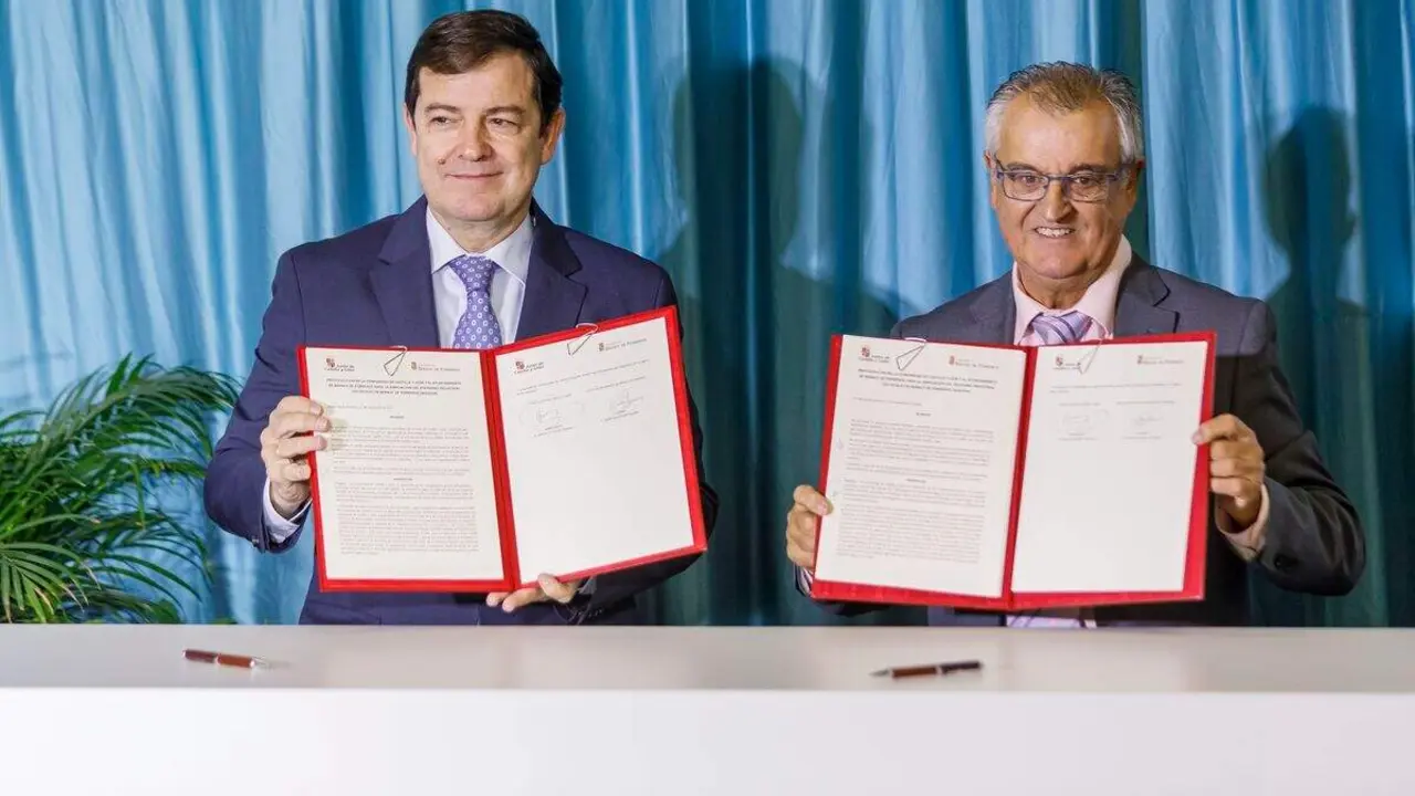 El presidente de la Junta de Castilla y León, Alfonso Fernández Mañueco, firma el protocolo entre la Comunidad de Castilla y León y el Ayuntamiento de Bernuy de Porreros para la ampliación del Polígono Industrial 'Los Hitales'. Foto: Ical