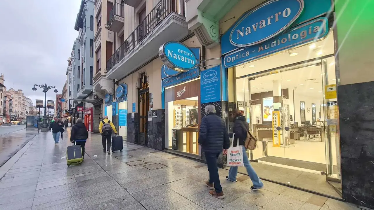 En apenas 450 metros, la principal calle comercial de la capital leonesa cuenta con nueve ópticas, una cada 50 metros; un reflejo local de un sector que creció un 3,7% en España en 2024
