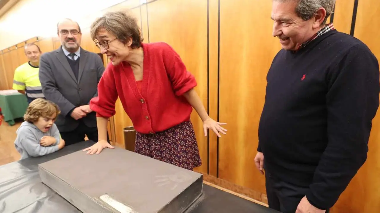 Estampación de huellas de la dramaturga, directora de teatro y productora vallisoletana Lucía Rodríguez Miranda, el el ‘Paseo de la Fama’ de Ponferrada. Junto a ella, el alcalde de Ponferrada, Marco Morala (I), y el encargado del Servicio de Artes Escénicas, Miguel Ángel Varela (D)