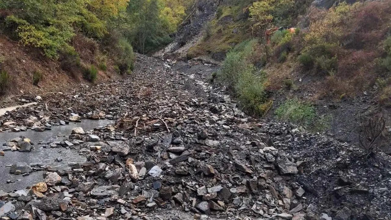 Peñalba de Santiago: el ejemplo del olvido y la apatía tras otro derrumbe y más aislamiento. En la imagen, la carretera bloqueada por los derrumbes.