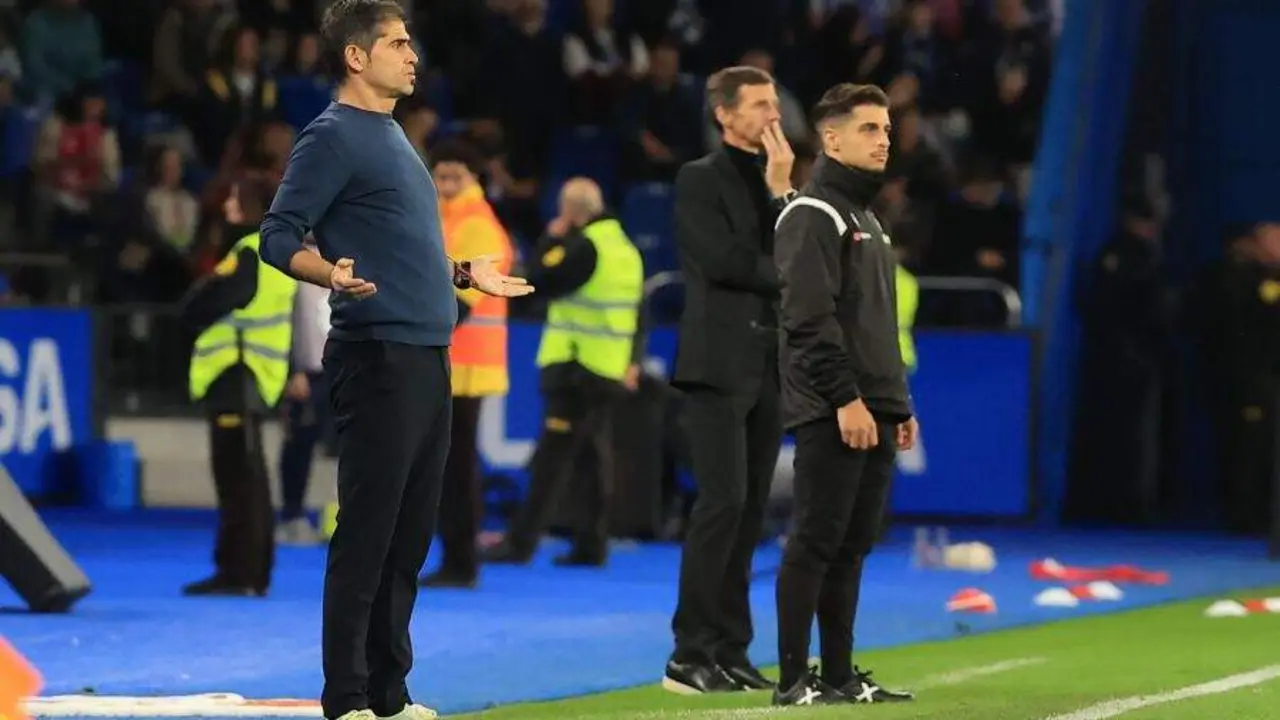 'Cuco Ziganda' en segundo plano, en un lance del partido.