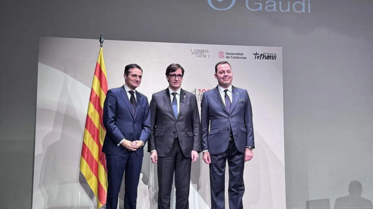 Casa Botines participa en la presentación del Año Gaudí. Asisten, el director general de la Fundación Obra Social de Castilla y León, José María Viejo, y del director del Museo Casa Botines Gaudí de León, Raúl Fernández Sobrino, junto al presidente de la Generalitat de Catalunya, Salvador Illa. Foto: Casa Botines
