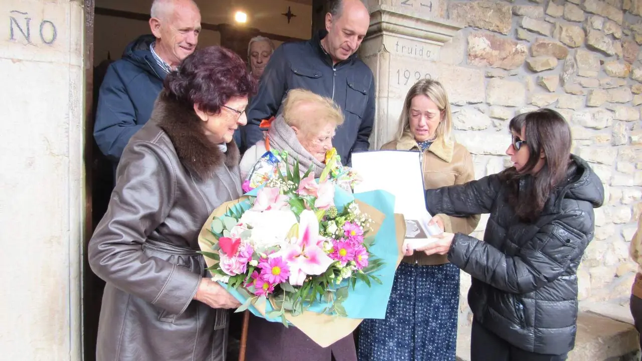 La localidad leonesa de Valverde de Curueño se vistió este sábado de gala para festejar los 100 de su "ejemplar" vecina Evarista. Foto: Miguel A. González