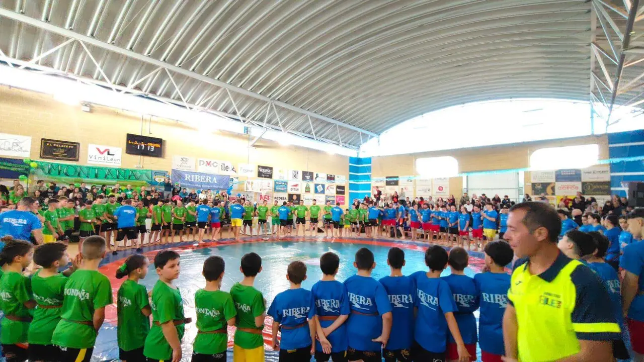 Los montañeses se llevaron un año más la victoria del corro más esperado del año tras imponerse por 46-41 aunque con el sabor agridulce de la retirada del equipo ribereño al final de la jornada. Fotos: Dipu León