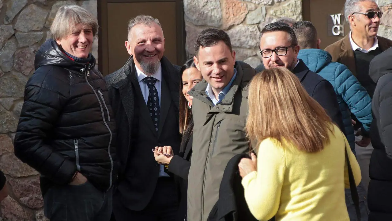 Vegacervera (León) celebra su XXXIV Feria de la Cecina de Chivo de Vegacervera a la que asisten el delegado del Gobierno, Nicanor Sen, y el secretario general del PSOE de Castilla y León y candidato a la Presidencia de la Junta, Carlos Martínez. Foto: Peio García