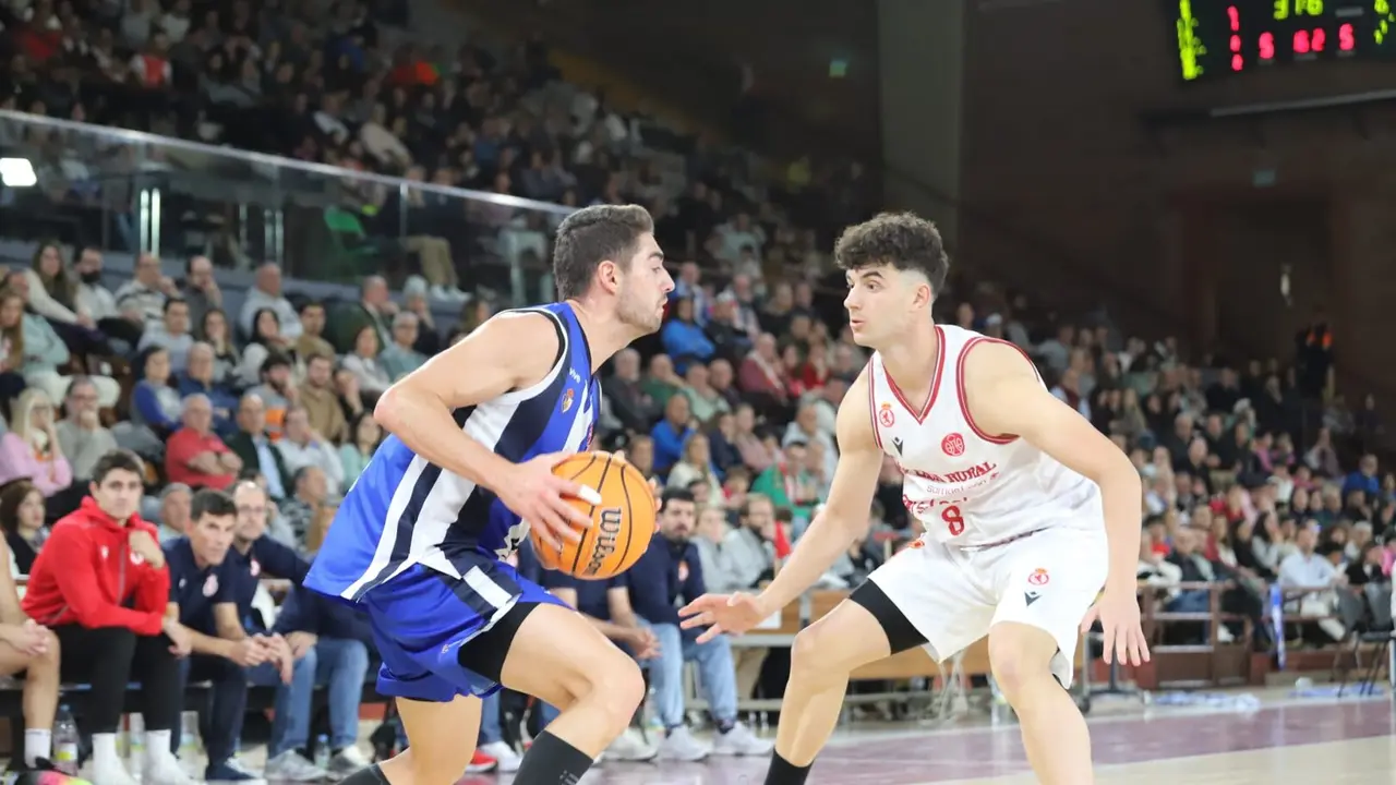 La Cultural se lleva el derbi con una gran remontada final ante un Palacio entregado (99-93). El Clínica Ponferrada arrancó mejor ante una Cultural que guardó los mejores minutos para el final y logra salir del fondo de la tabla. Fotos: Isaac Llamazares