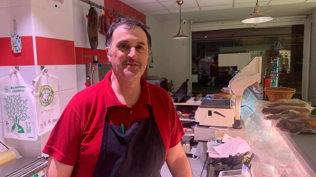 Santiago López, en su carnicería Pulchra Leonina en José María Fernández, especializada en productos sin gluten. Foto: A.F.R.