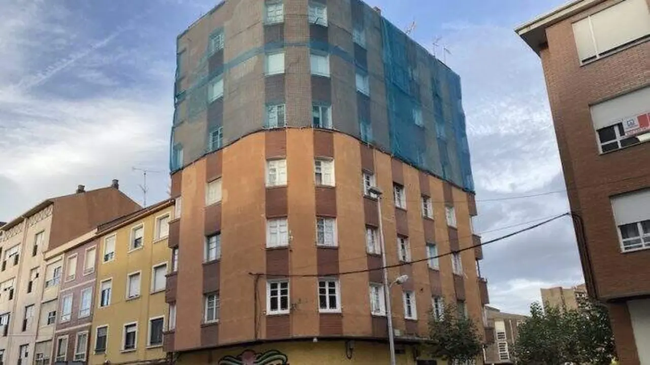 Edificio declarado en ruinas en la avenida de Compostilla de Ponferrada.  Foto: Cedida El Bierzo Digital