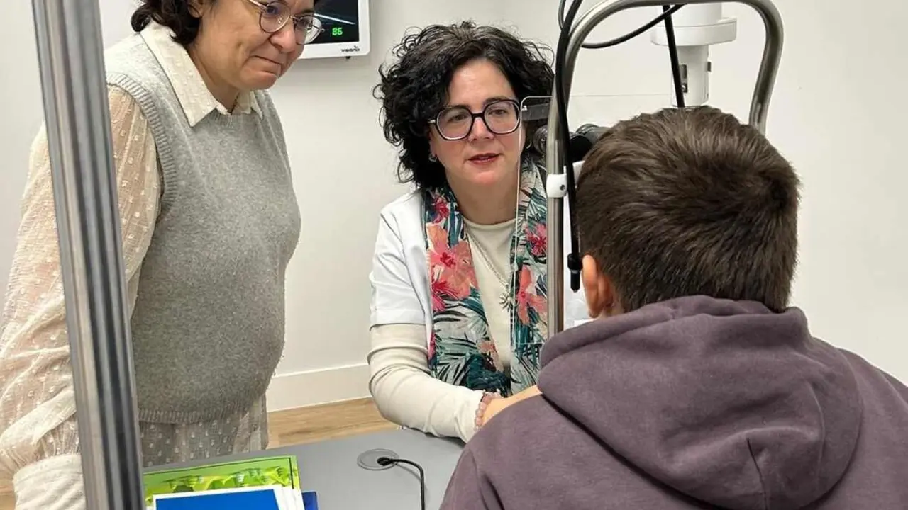 Control de miopía de un joven paciente.