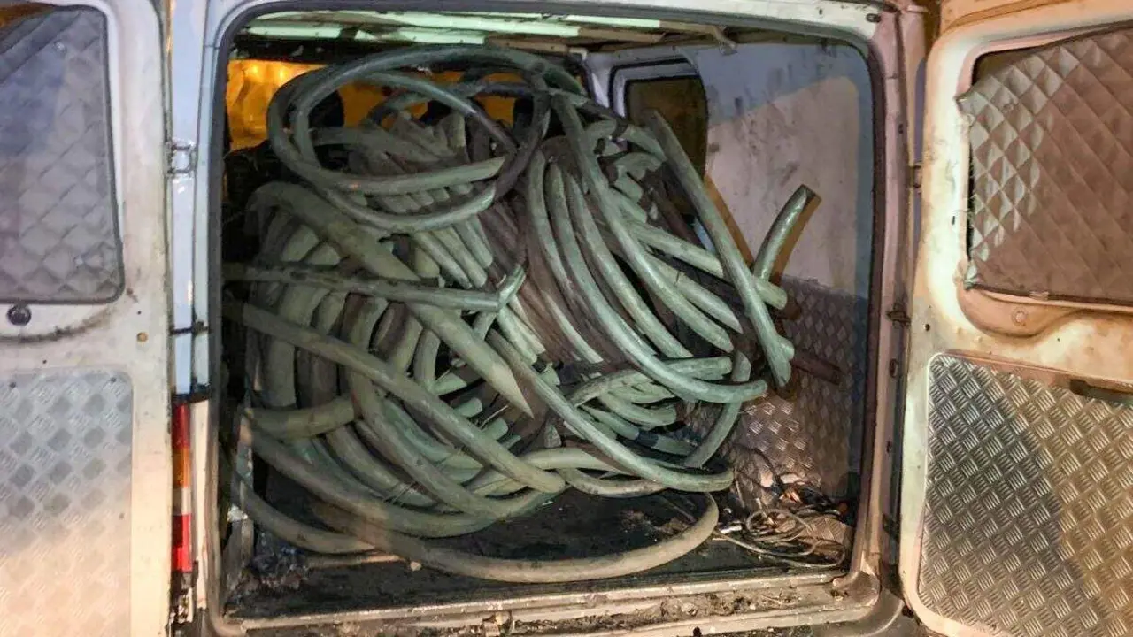 En el interior de la furgoneta en que viajaban los detenidos fue hallado el cable y dos radiales presumiblemente con el que fue cortado. Foto: Guardia Civil