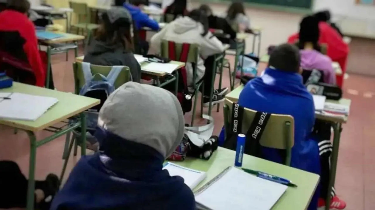 Los alumnos acuden al centro con ropa de invierno en las aulas ante las bajas temperaturas.