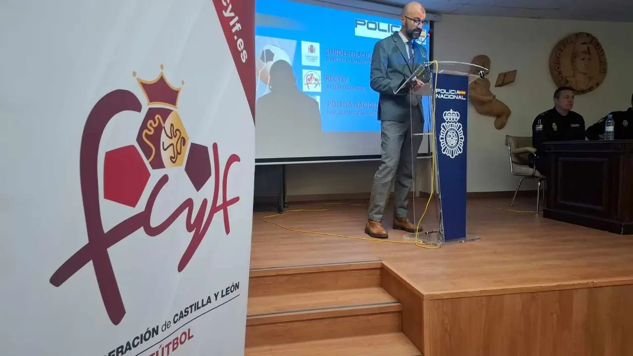 El Subdelegado del Gobierno en León, Héctor Aláiz Moretón, ha inaugurado hoy en la Universidad de León la charla formativa “Delitos de odio en el ámbito deportivo”, una iniciativa organizada por la Policía Nacional en colaboración con la Real Federación de Castilla y León de Fútbol y la propia institución académica.
