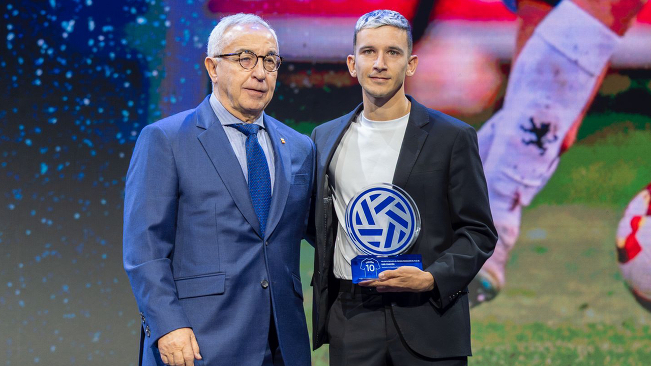 El presidente del Comité Olímpico Español (COE), Alejandro Blanco, fue el encargado de entregar el trofeo a Chacón.