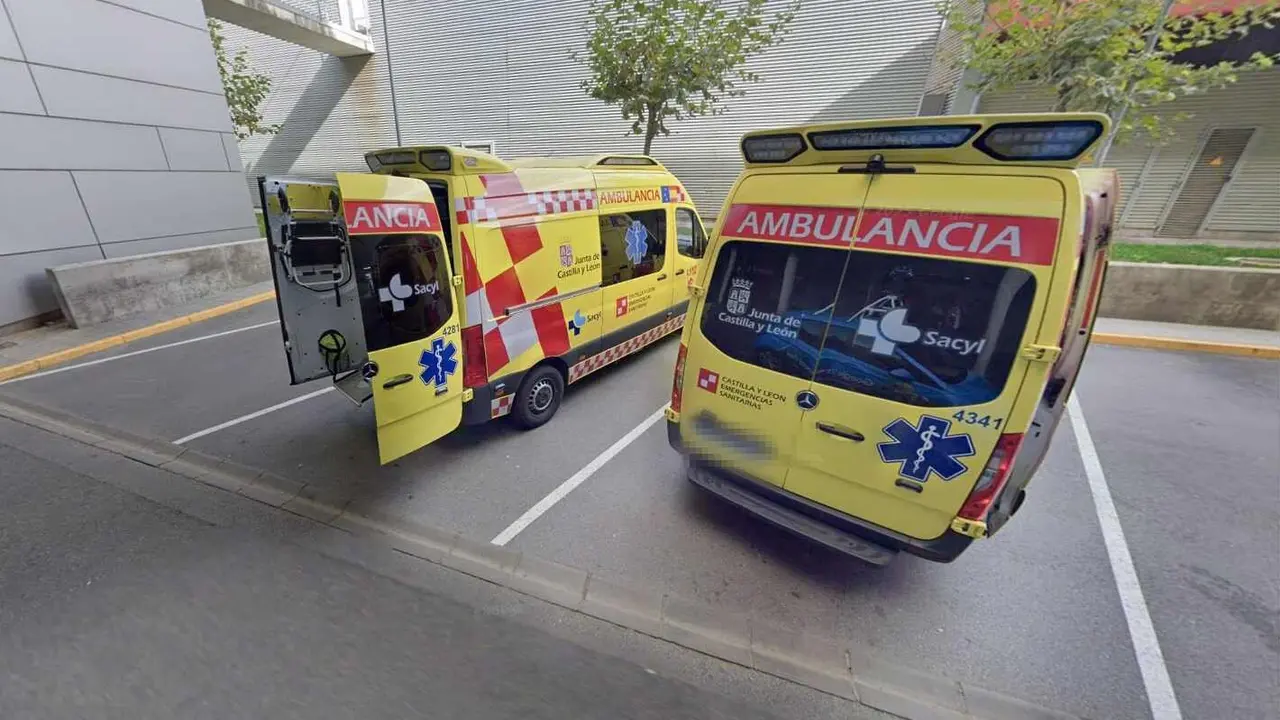 Ambulancias en el área de Urgencias del Hospital de León.