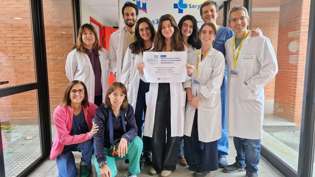 Los oftalmólogos de la Gasbi de Ponferrada junto con la premiada Raquel Souto (centro). Foto: Gasbi
