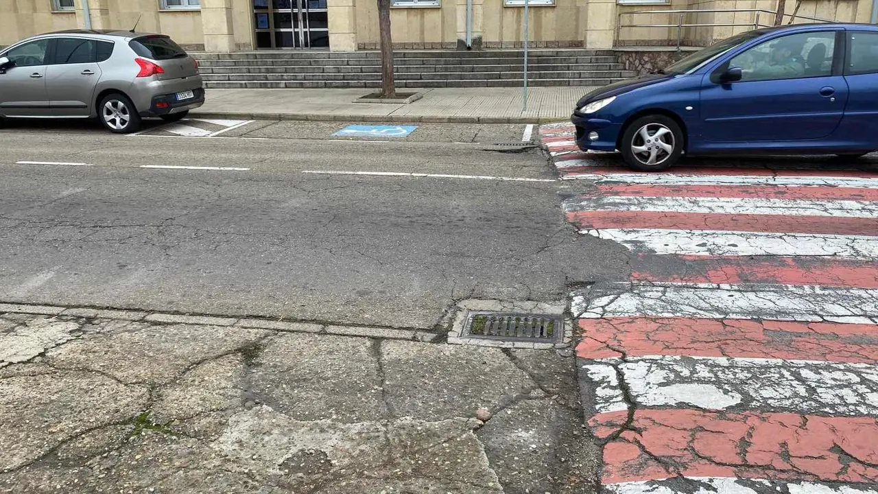 El PP exige al Ayuntamiento de León reparar el acceso al Colegio Agustinos. Los populares reclaman una actuación “urgente” ante los charcos y el mal estado de la calzada y las alcantarillas que dificultan la entrada al centro con lluvia. Fotos: PP municipal