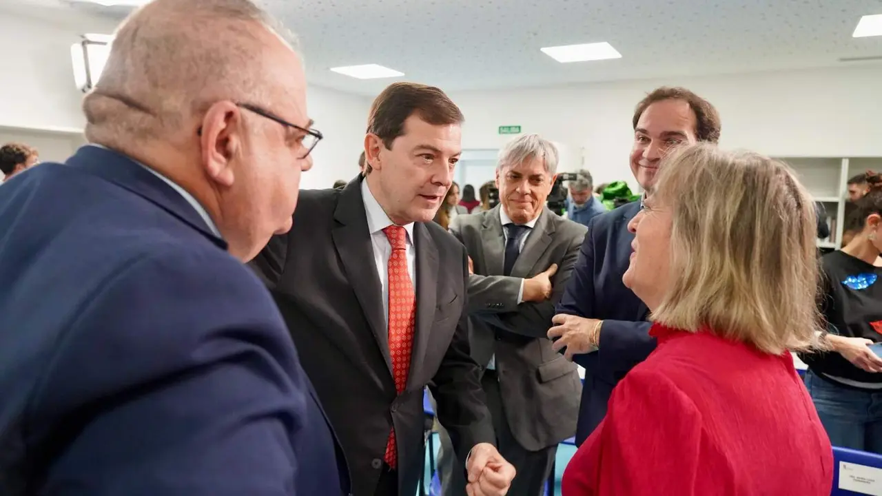 El presidente de la Junta, Alfonso Fernández Mañueco, visitó este martes la Unidad de Afrontamiento Activo del Dolor Crónico del Centro de Salud El Ejido de la capital leonesa. Foto: Campillo