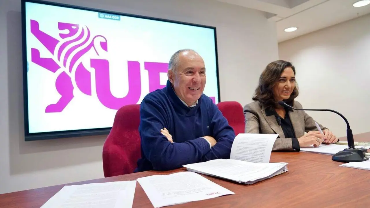 La secretaria general de UPL, Alicia Gallego, y el portavoz en el Ayuntamiento de León, Eduardo López Sendino. Foto: Campillo