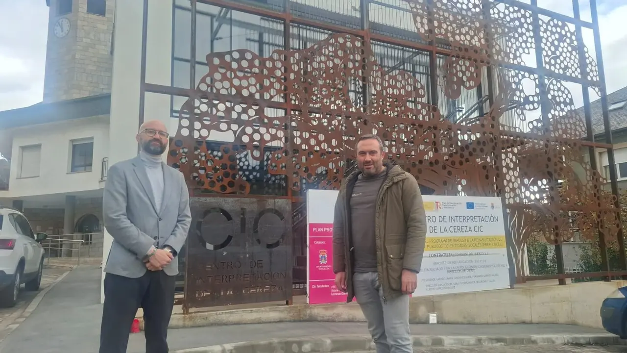 El subdelegado del Gobierno en León, Héctor Aláiz, visitó este martes Corullón junto al alcalde para conocer los proyectos financiados con fondos estatales y europeos. Foto: Gob. España