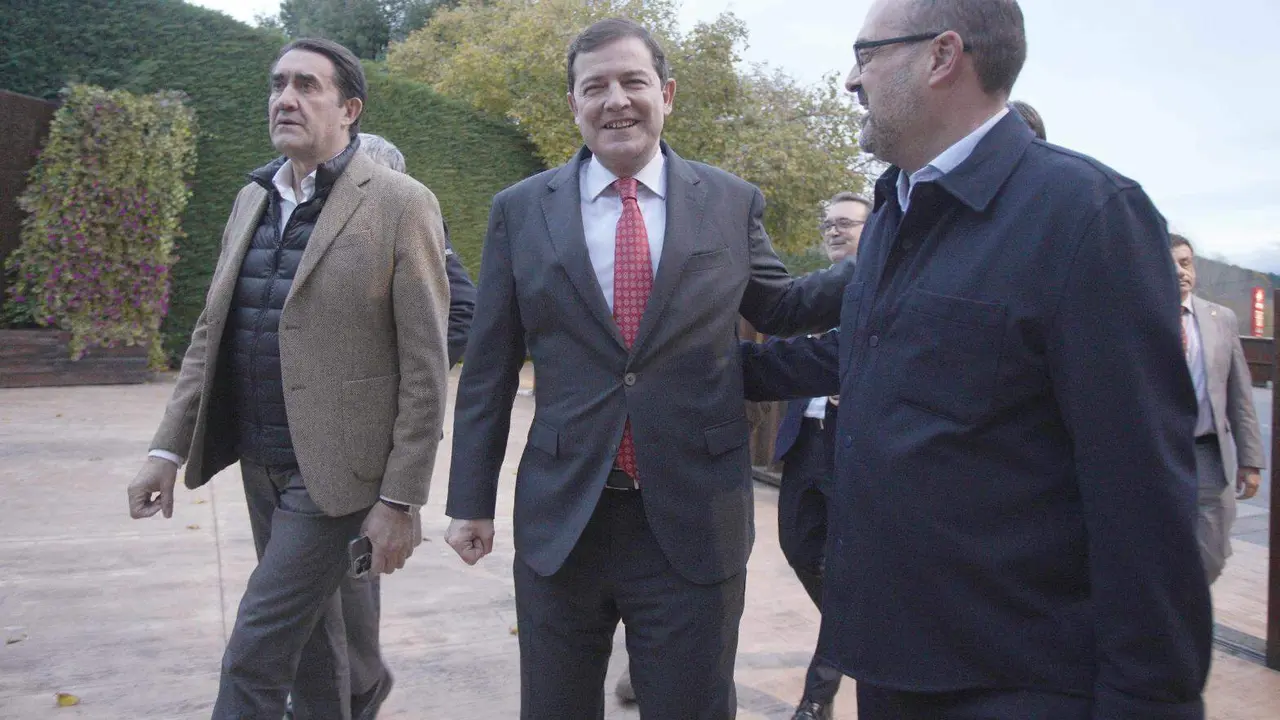 El presidente del PP de Castilla y León, Alfonso Fernández Mañueco, clausura un acto con alcaldes y portavoces de la formación ‘popular’ en El Bierzo. Foto: César Sánchez