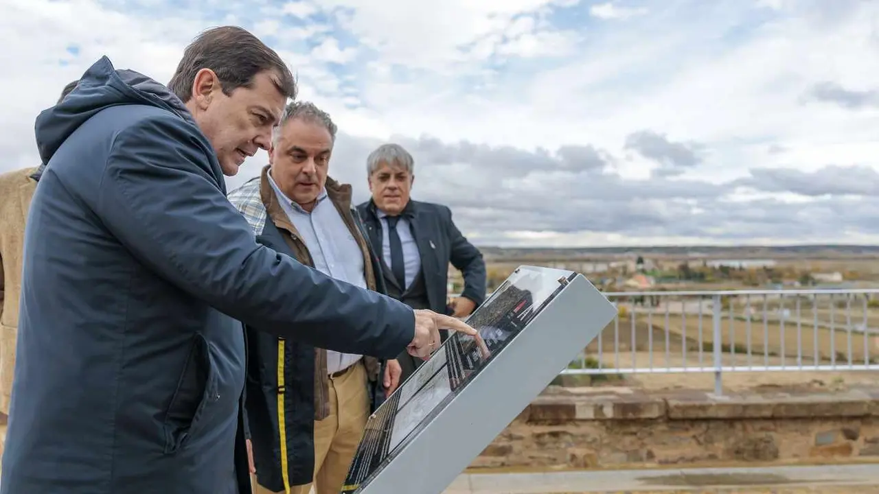 El presidente de la Junta de Castilla y León, Alfonso Fernández Mañueco, visita la muralla romana de Astorga tras una actuación realizada por el Ejecutivo autonómico