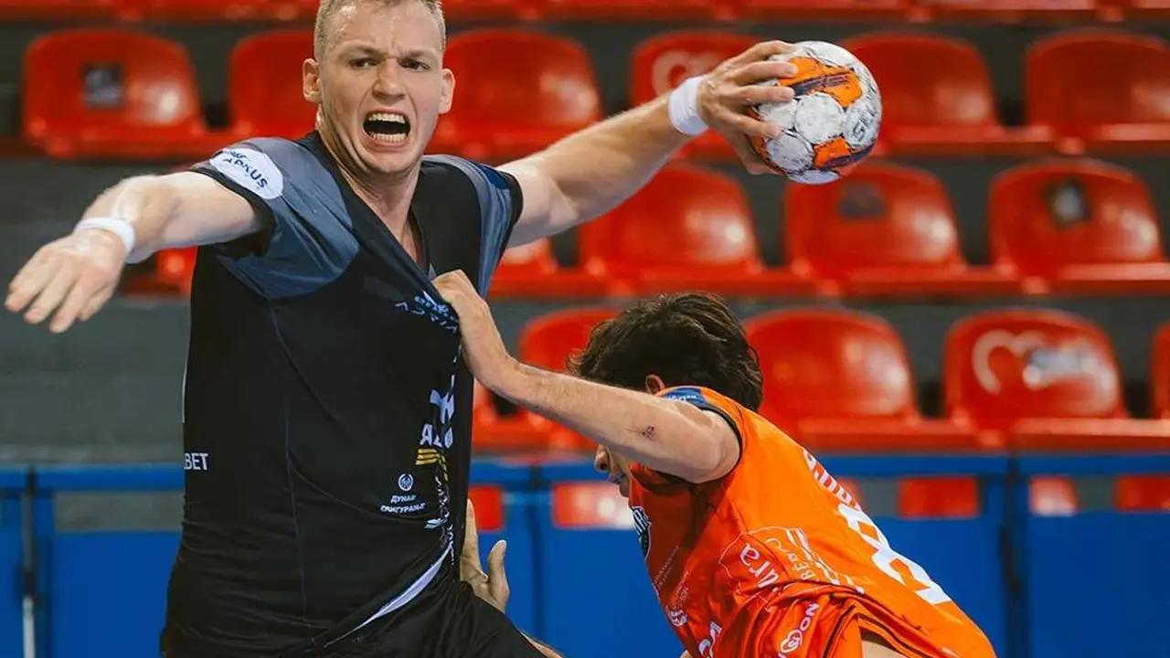 El Abanca Ademar con claridad ante el RK Partizan (25-18) en un partido disputado a puerta cerrada, marcado por la falta de gol y un guardameta serbio impenetrable. En la imagen, un lance del partido.