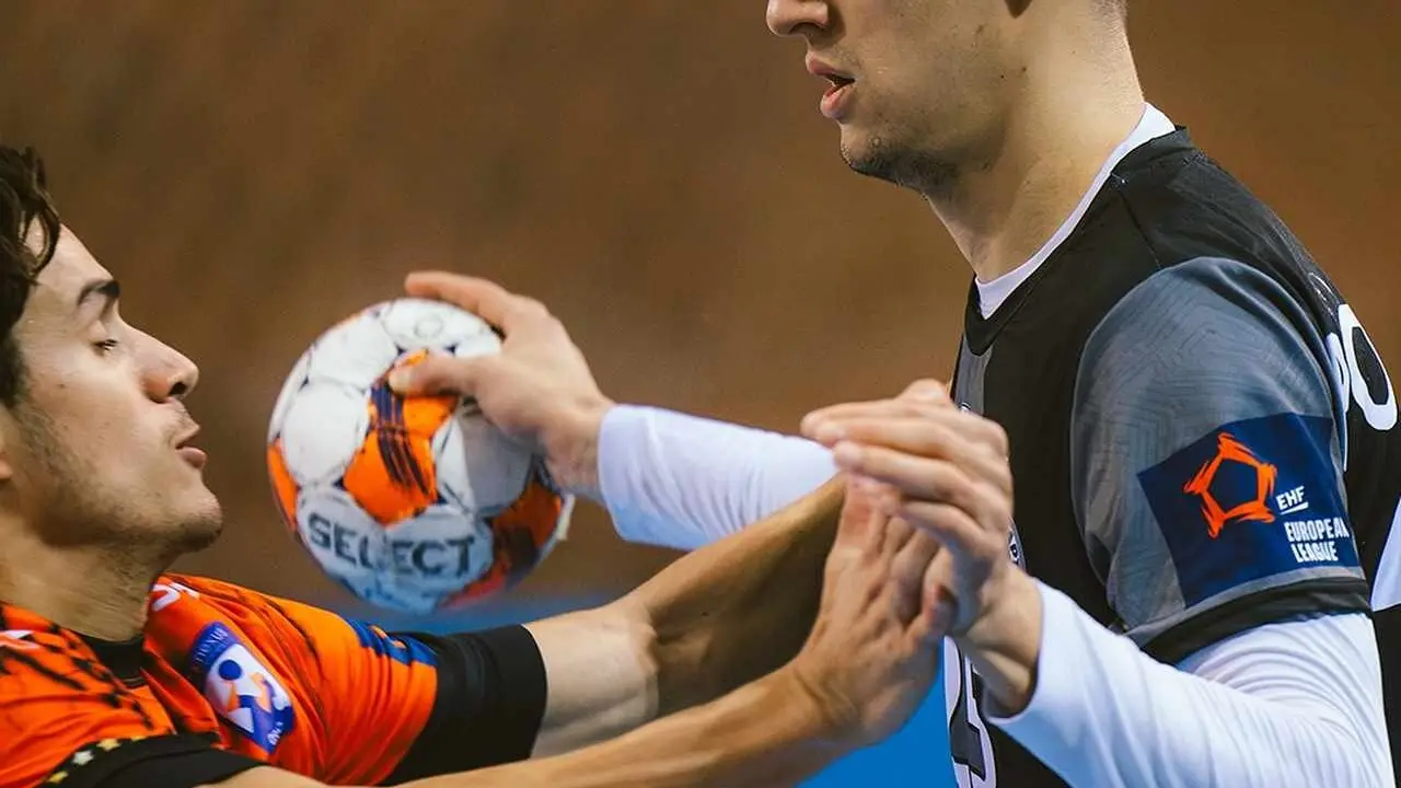 El Abanca Ademar con claridad ante el RK Partizan (25-18) en un partido disputado a puerta cerrada, marcado por la falta de gol y un guardameta serbio impenetrable. En la imagen, un lance del partido.