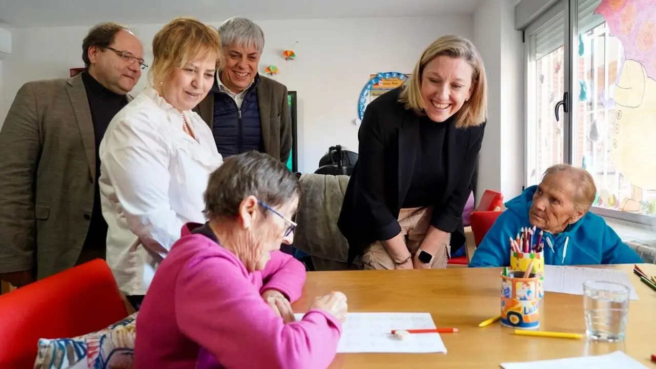 La vicepresidenta de la Junta y consejera de Familia e Igualdad de Oportunidades, Isabel Blanco, visita las obras realizadas para la ampliación del Centro de Día ''AFA La Bañeza''. Foto: Campillo.
