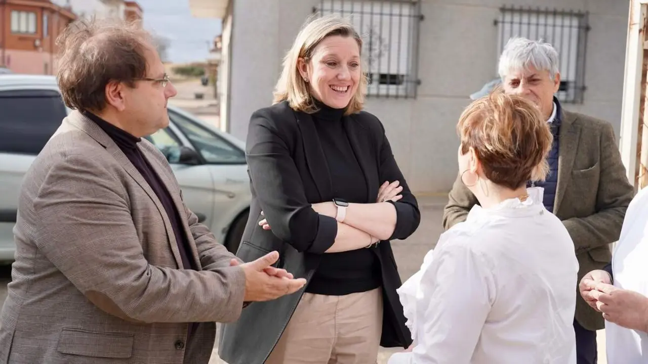 La vicepresidenta de la Junta y consejera de Familia e Igualdad de Oportunidades, Isabel Blanco, visita las obras realizadas para la ampliación del Centro de Día ''AFA La Bañeza''
