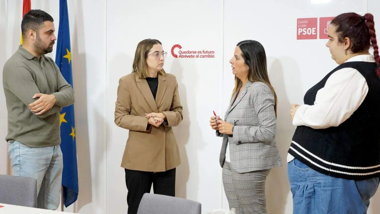 La vicesecretaria general del PSOE de Castilla y León, Nuria Rubio, comparece con la presidenta del Consejo de la Juventud de Castilla y León, Sandra Ámez, en el marco de las reuniones para elaborar el programa de gobierno de los socialistas.