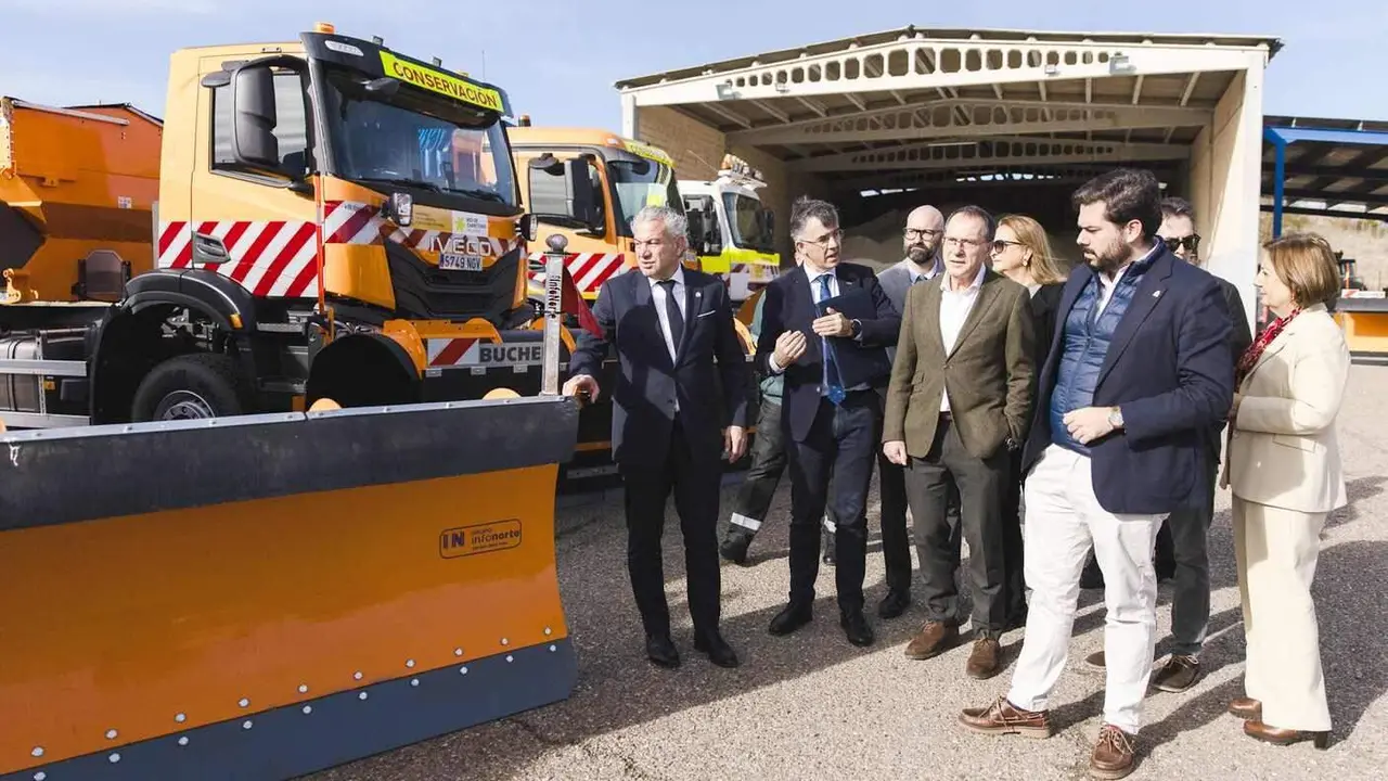 El delegado del Gobierno en Castilla y León, Nicanor Sen, preside en Dueñas (Palencia) la Comisión Coordinadora de la Campaña de Vialidad Invernal 2026-2026 en la Red de Carreteras del Estado. Fotos: Lucía Burón Cabrero
