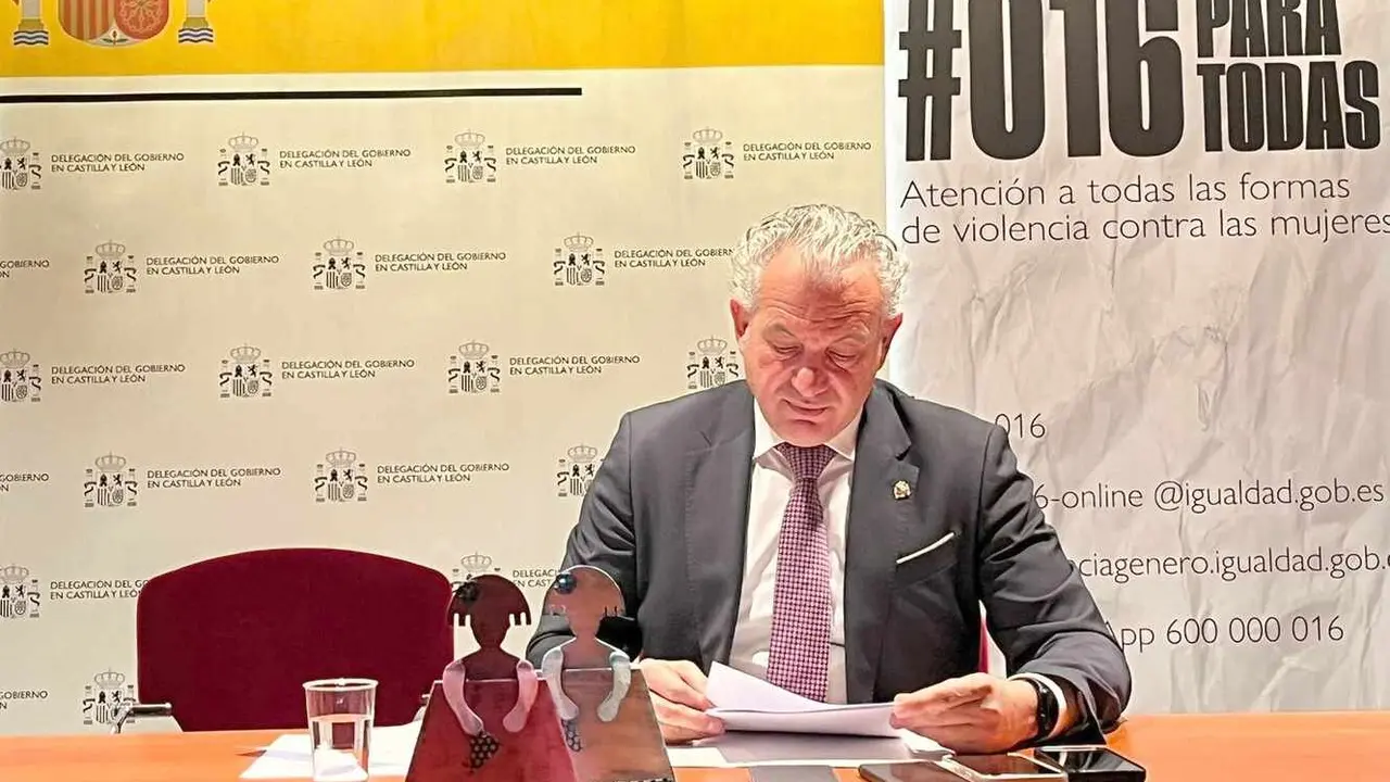 El delegado de Gobierno  Nicanor Sen anuncia los Reconocimientos Meninas 2025 en Castilla y León, que destacan la valentía y el compromiso en la lucha contra la violencia machista.