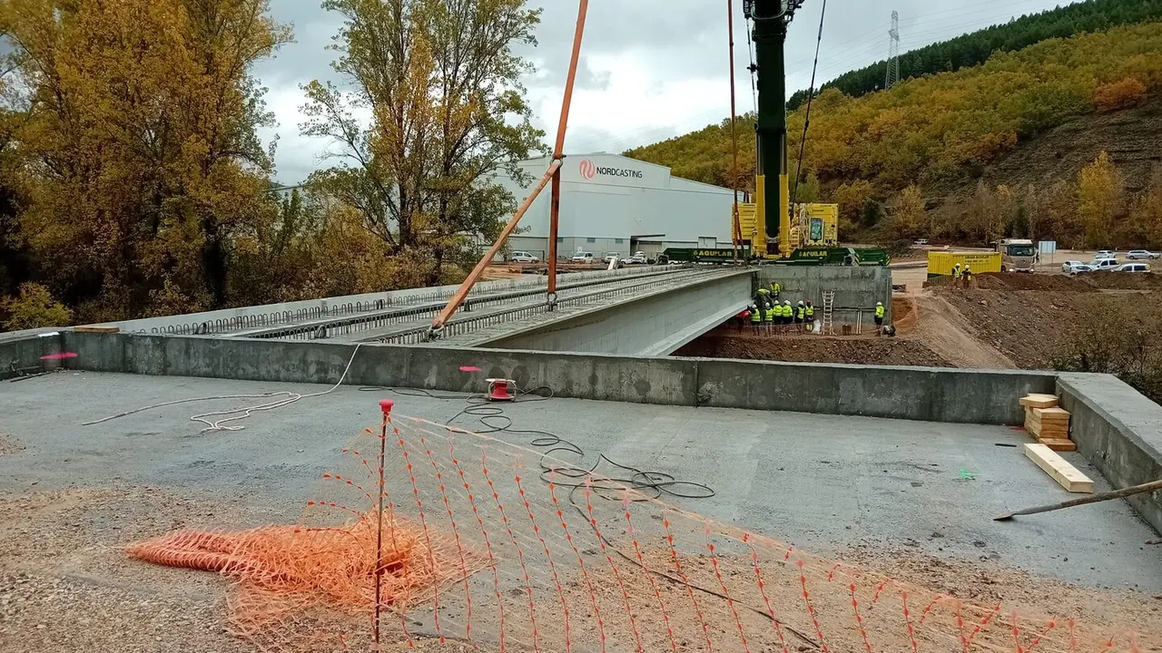 La Robla acelera las obras del polígono El Crispín y fía su futuro industrial al proyecto de hidrógeno verde de Reolum. El Ayuntamiento avanza en la urbanización de la primera fase del polígono mientras Reolum ultima el desarrollo del macroproyecto 'La Robla Green', con una inversión total de 893 millones de euros y financiación del BEI por 445 millones. En la imagen, obras de acceso al polígono.