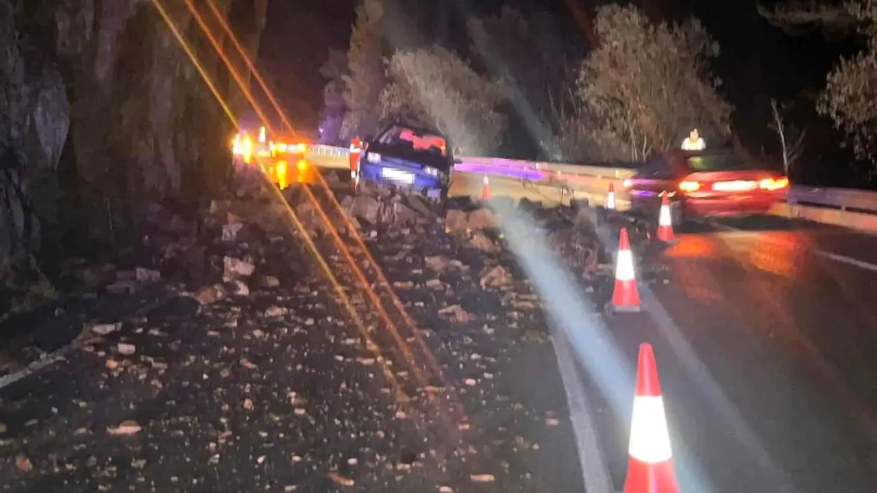 Imagen del lugar del desprendimiento con efectivos de la Guardia Civil regulando el tráfico.