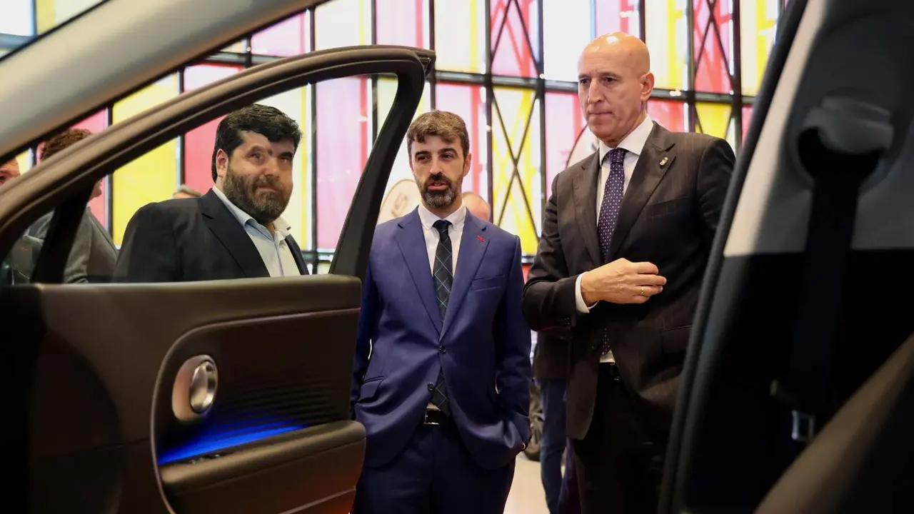 El presidente del Círculo Empresarial Leonés (CEL), Julio César Álvarez, y el de la Asociación de Concesionarios Oficiales de León (Acole), Roberto Rodríguez, inauguran la IX Feria del Vehículo de Ocasión, con la presencia del alcalde, José Antonio Diez. Foto: Campillo