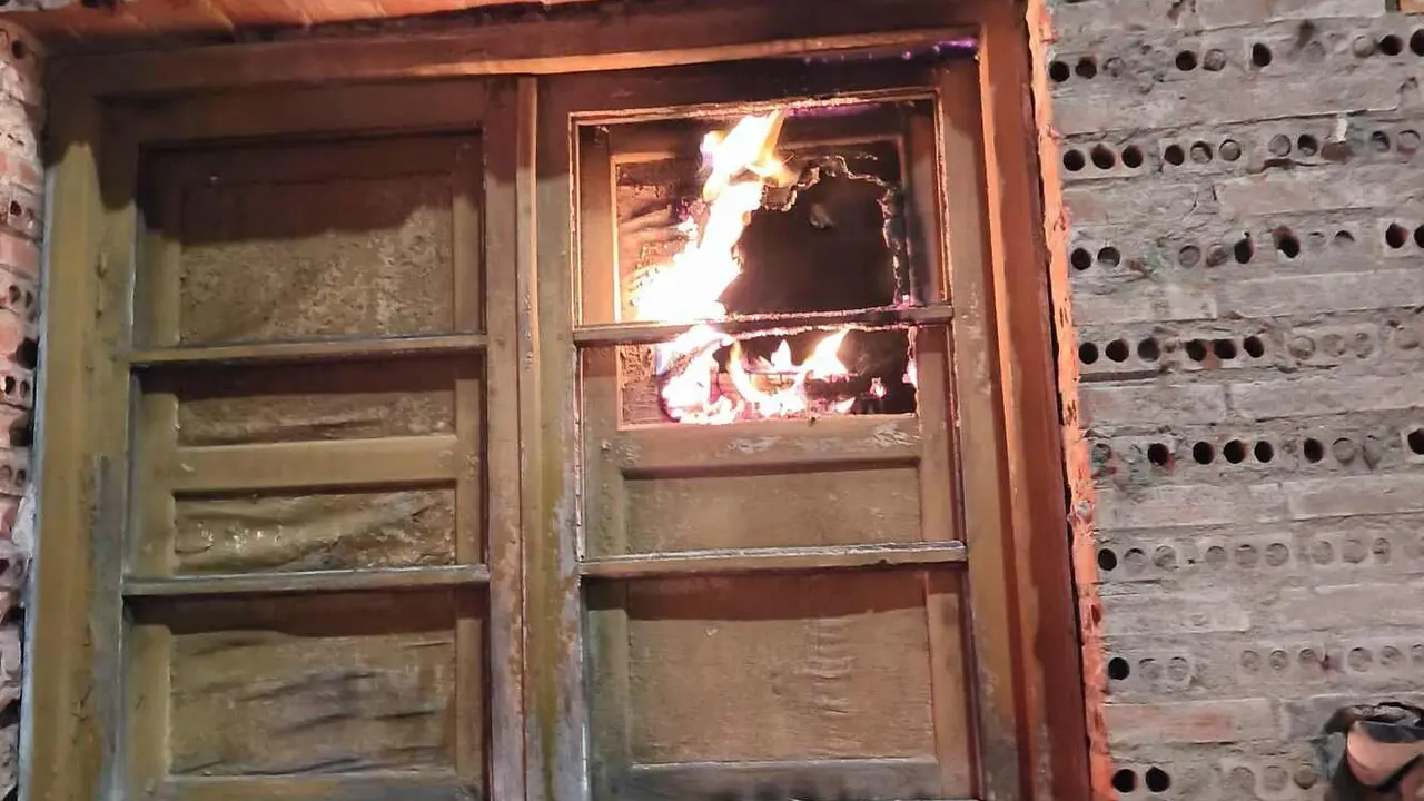 Imagen tomada por los vecinos del incendio ocasionado por los okupas del inmueble.