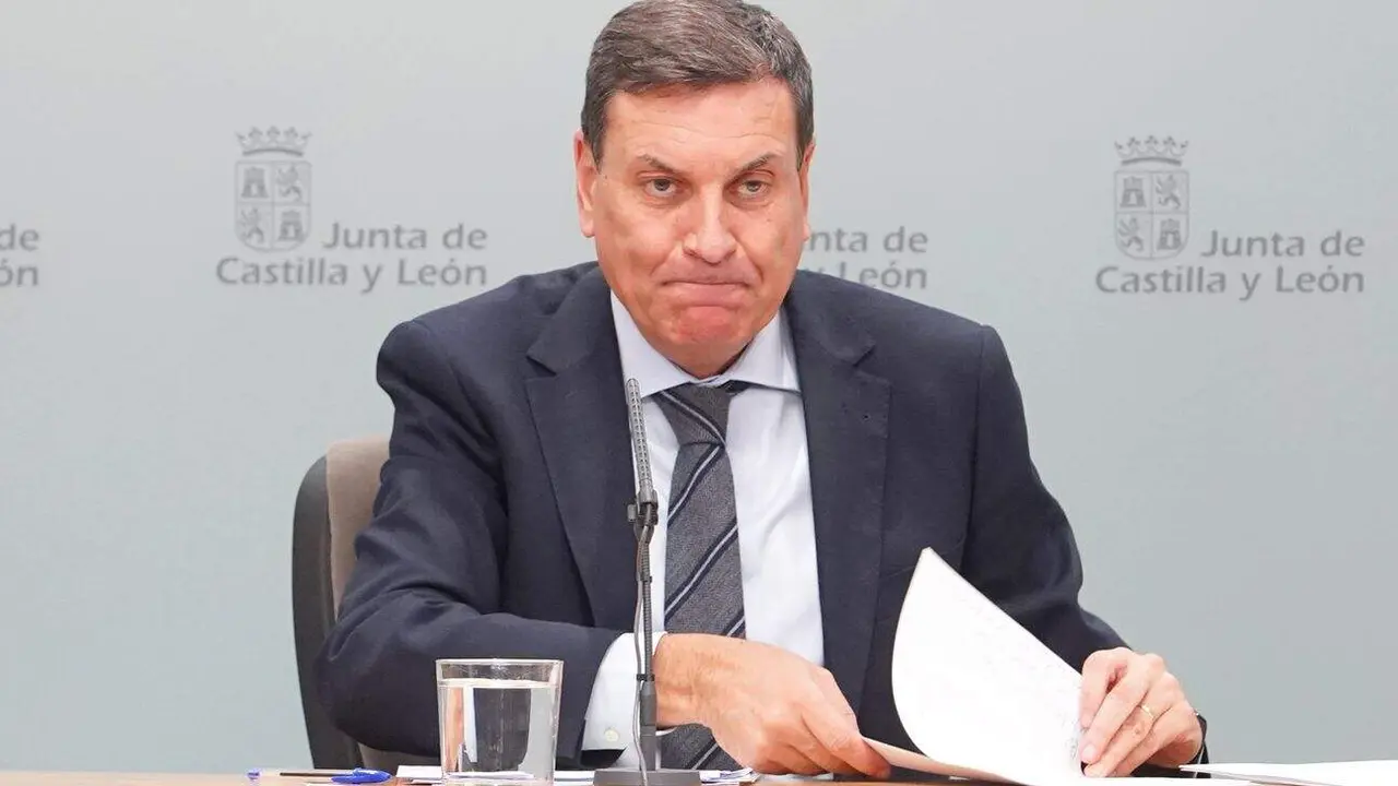 El consejero de Economía y Hacienda y portavoz, Carlos Fernández Carriedo, comparece en rueda de prensa posterior al Consejo de Gobierno. Foto: Miriam Chacón.