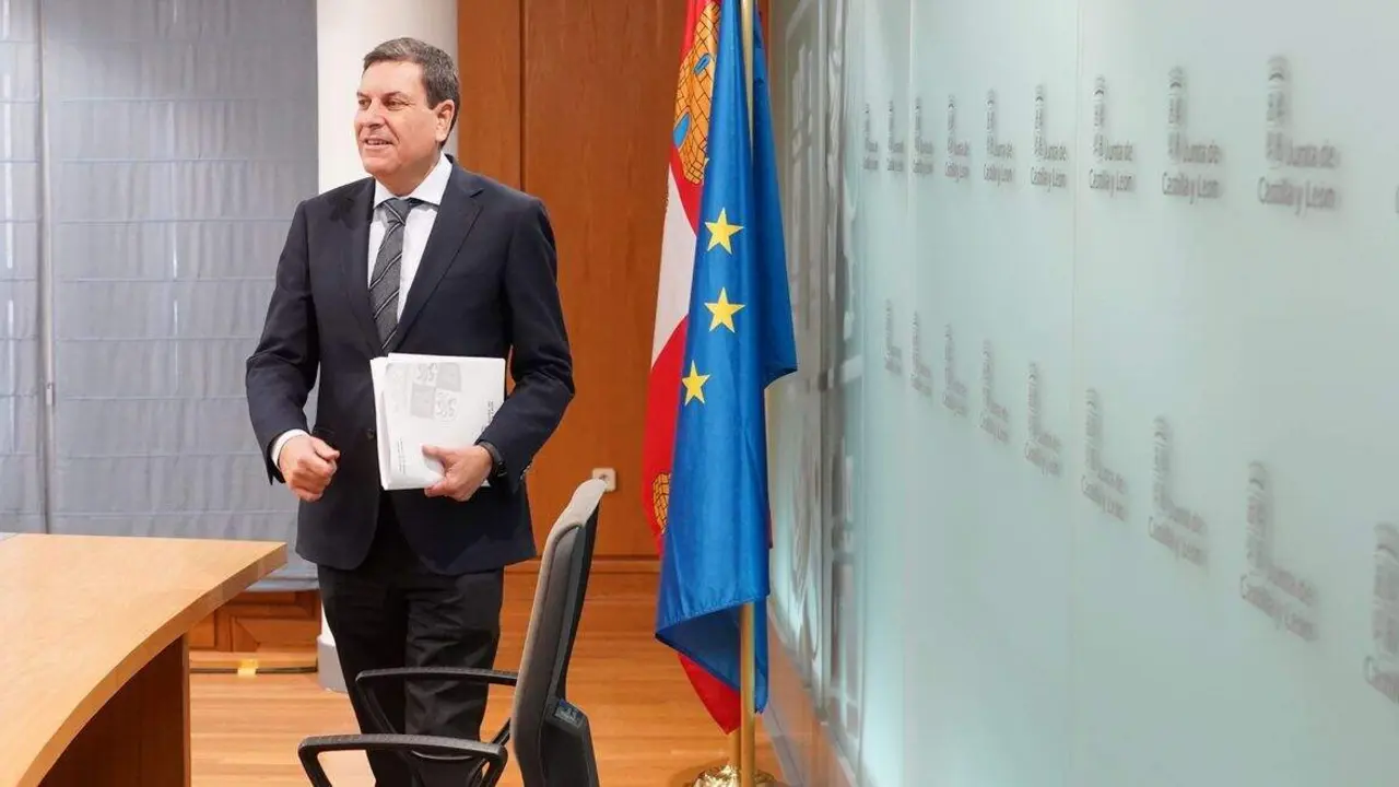 El consejero de Economía y Hacienda y portavoz, Carlos Fernández Carriedo, comparece en rueda de prensa posterior al Consejo de Gobierno.