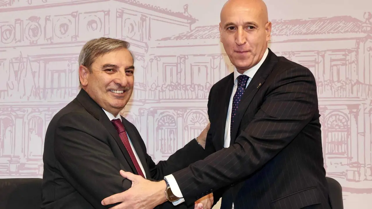 El consejero de Movilidad y Transformación Digital, José Luis Sanz Merino, firma junto al alcalde de León, José Antonio Diez, un convenio para la extensión de fibra para comunicaciones cuánticas en la ciudad. Foto: Campillo