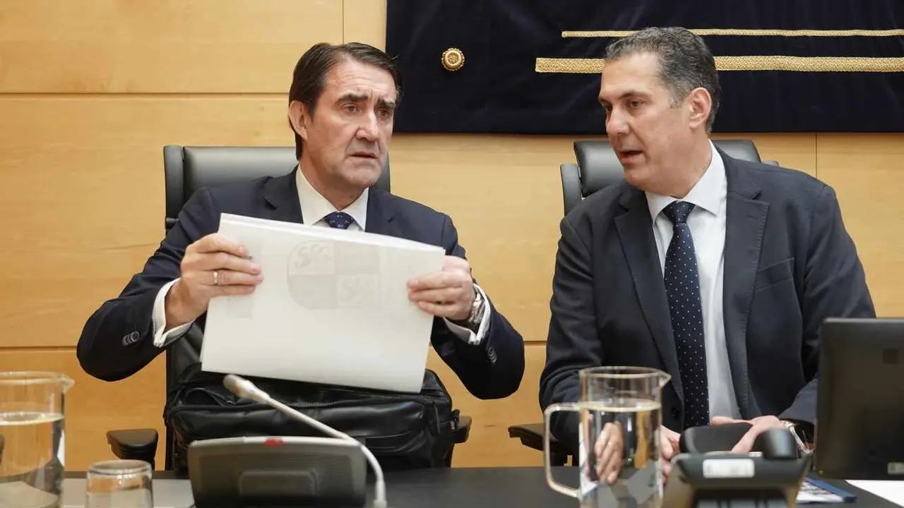 El consejero de Medio Ambiente, Vivienda y Ordenación del Territorio, Juan Carlos Suárez-Quiñones, comparece en las Cortes para informar sobre el proyecto de ley de Presupuestos Generales de la Comunidad para 2026, en lo relativo a su departamento.