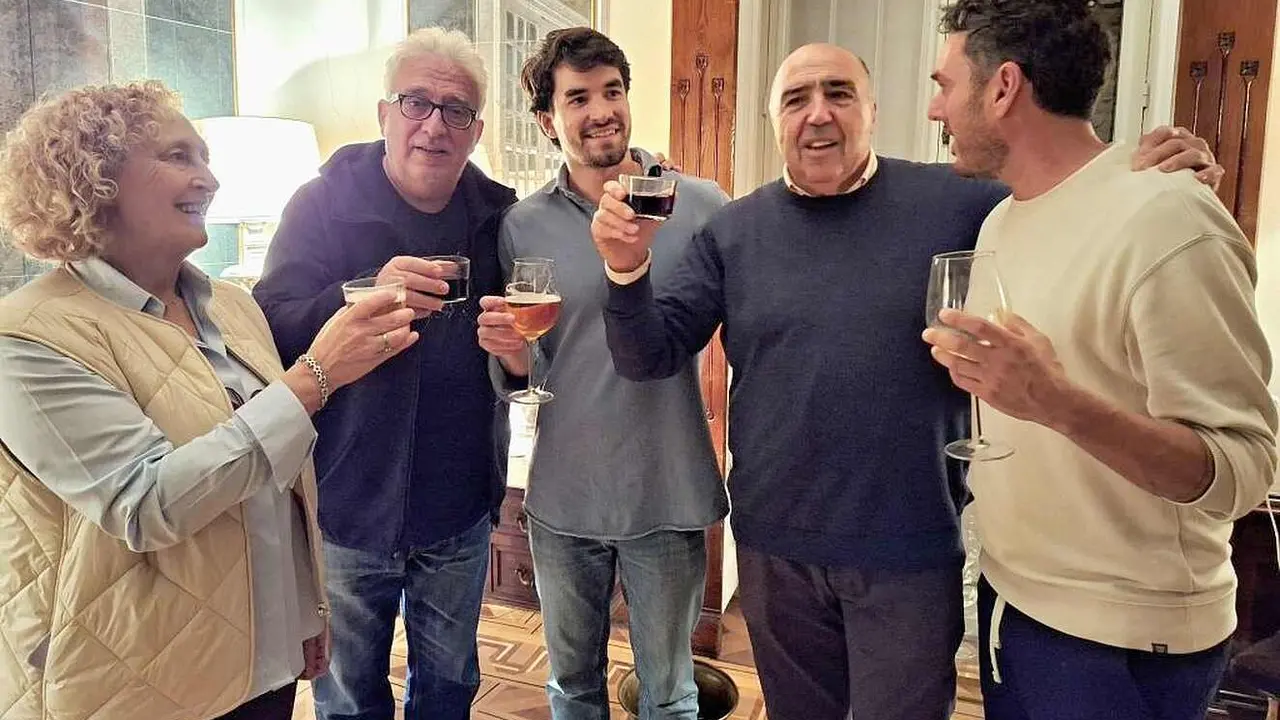 La Casa de León en Madrid volvió a llenarse de actividad el jueves 13 de noviembre con una nueva edición de 'Entre Cortos y Tapinas', un afterwork que, según la organización, pretende ofrecer “un espacio para compartir ideas, proyectos y momentos agradables más allá del horario laboral”. La iniciativa reunió a decenas de jóvenes vinculados a la provincia en una tarde marcada por la conversación y la cercanía.