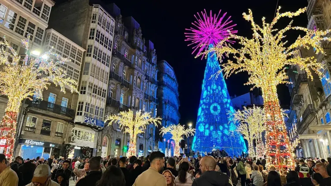 Vigo deslumbra desde este sábado a toda España con sus luces.