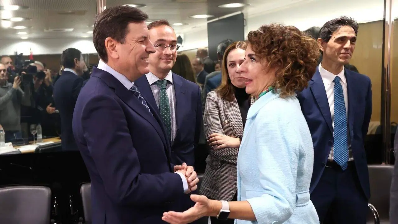 El consejero de Economía y Hacienda, Carlos Fernández Carriedo,saluda a la ministra de Hacienda, María Jesús Montero, al comienzo del pleno del Consejo de Política Fiscal y Financiera.