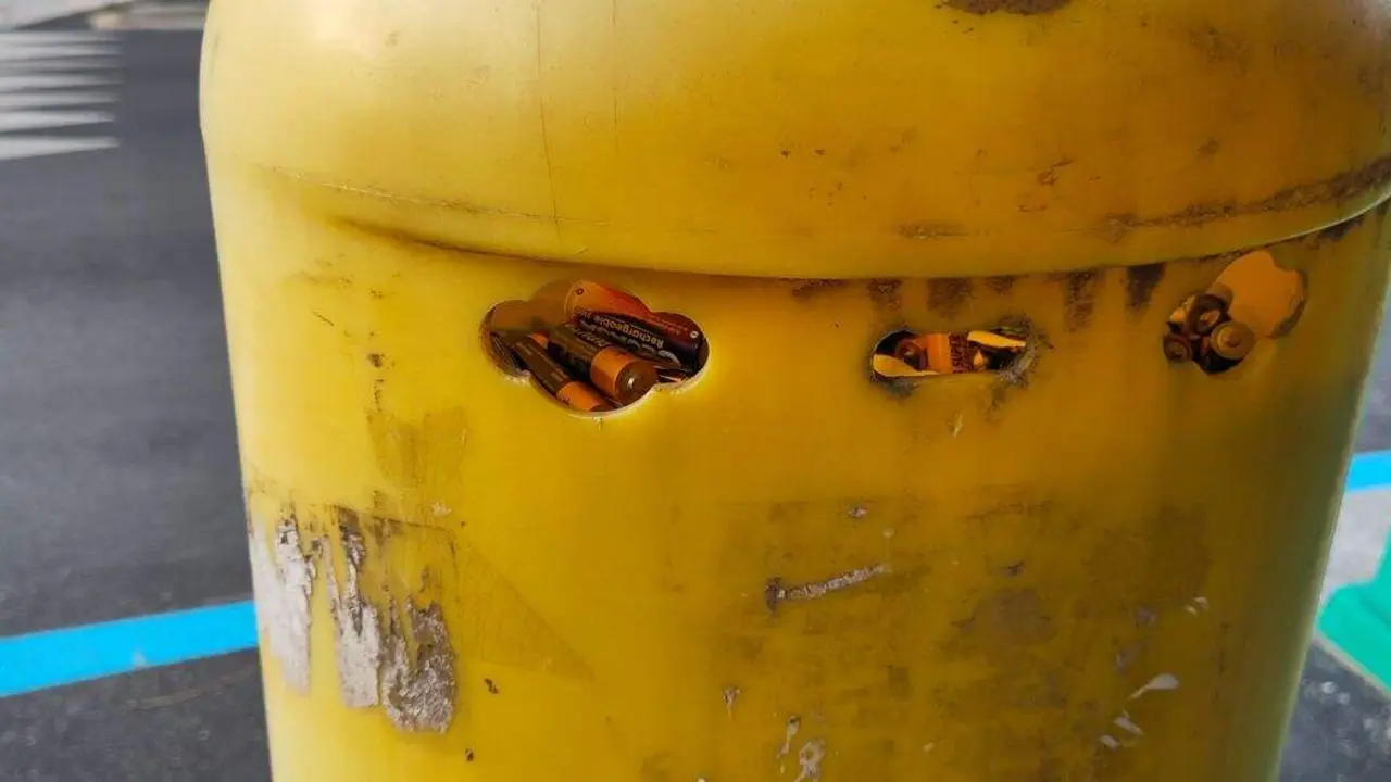 Un contenedor de pilas en una calle de Ponferrada