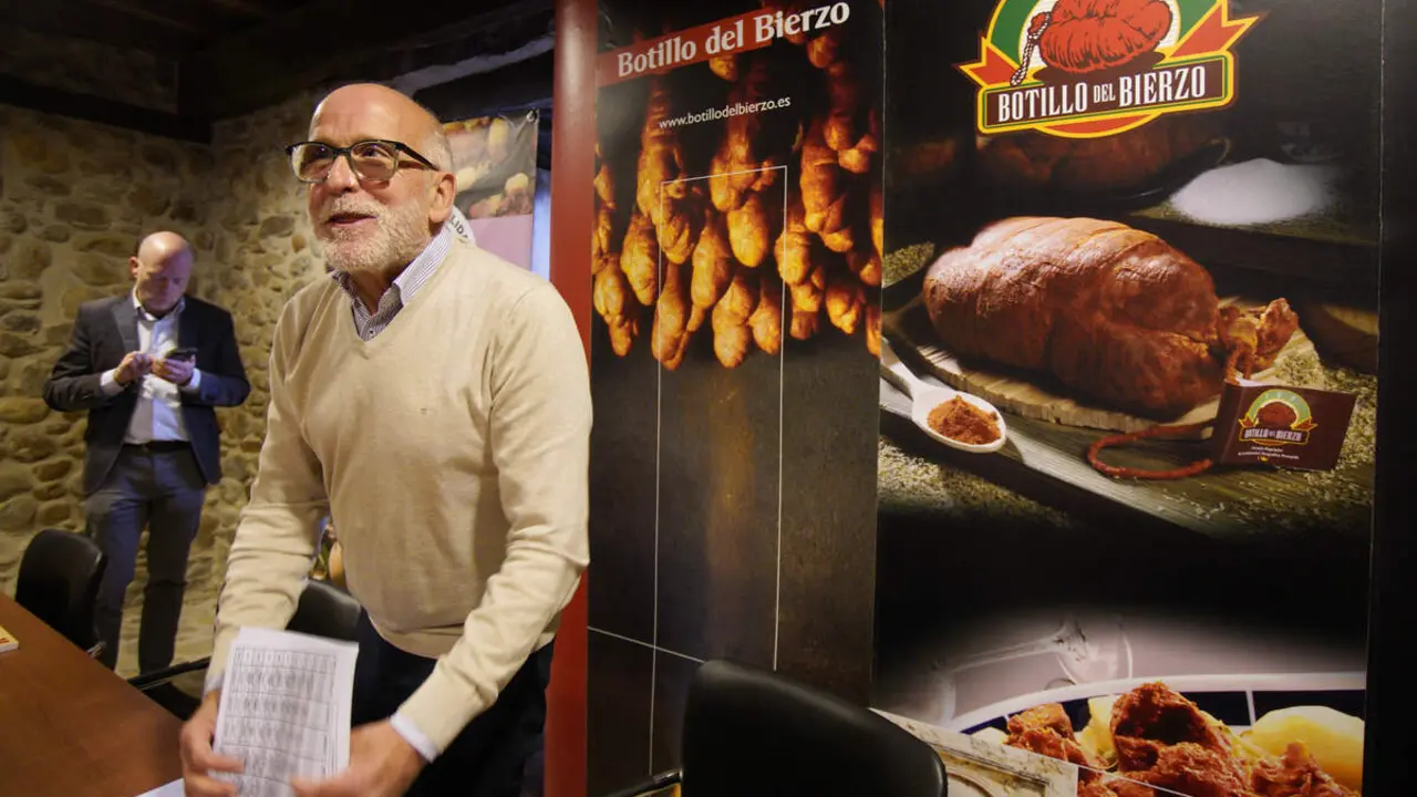 El presidente del Consejo Regulador de la I.G.P. Botillo del Bierzo es Óscar Ramos (D), junto al director de Alimentos de Calidad del Bierzo, Pablo Linares (I), durante la presentación del acto de celebración del XXV aniversario de la IGP Botillo del Bierzo