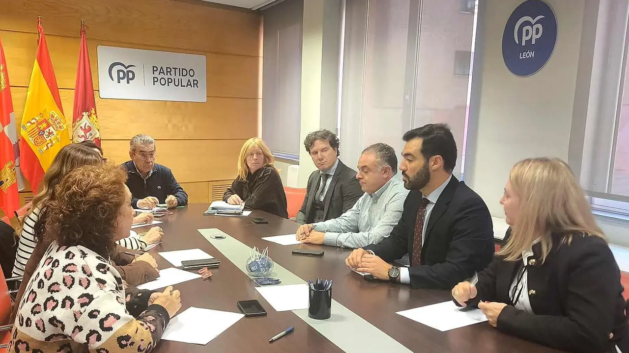 Un instante del encuentro mantenido con diferentes colectivos sociales por parte del PP municipal.