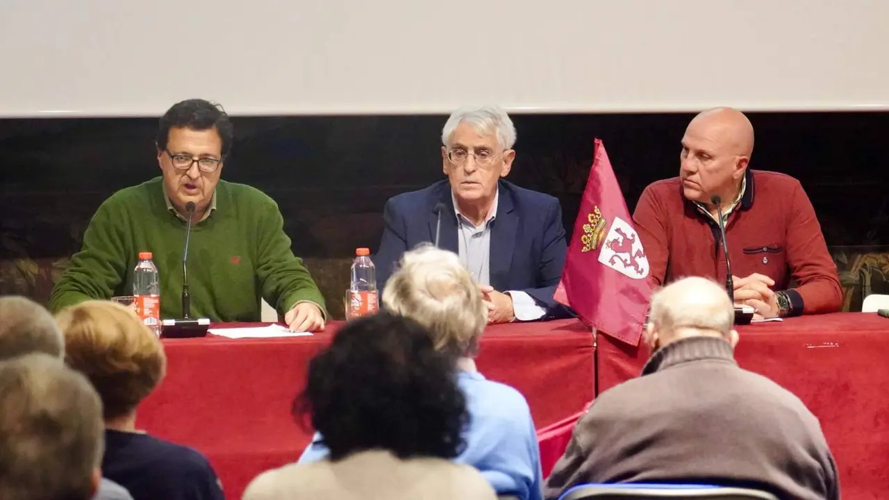 La Plataforma SOS León por su Autonomía, impulsada por la asociaciones Conceyu País Llionés y Unidad Leonesa, se presentó hoy de manera oficial en la capital para dar a conocer su voluntad de convertirse en un espacio común de la sociedad civil que reclama el autogobierno. Fotos: Campillo