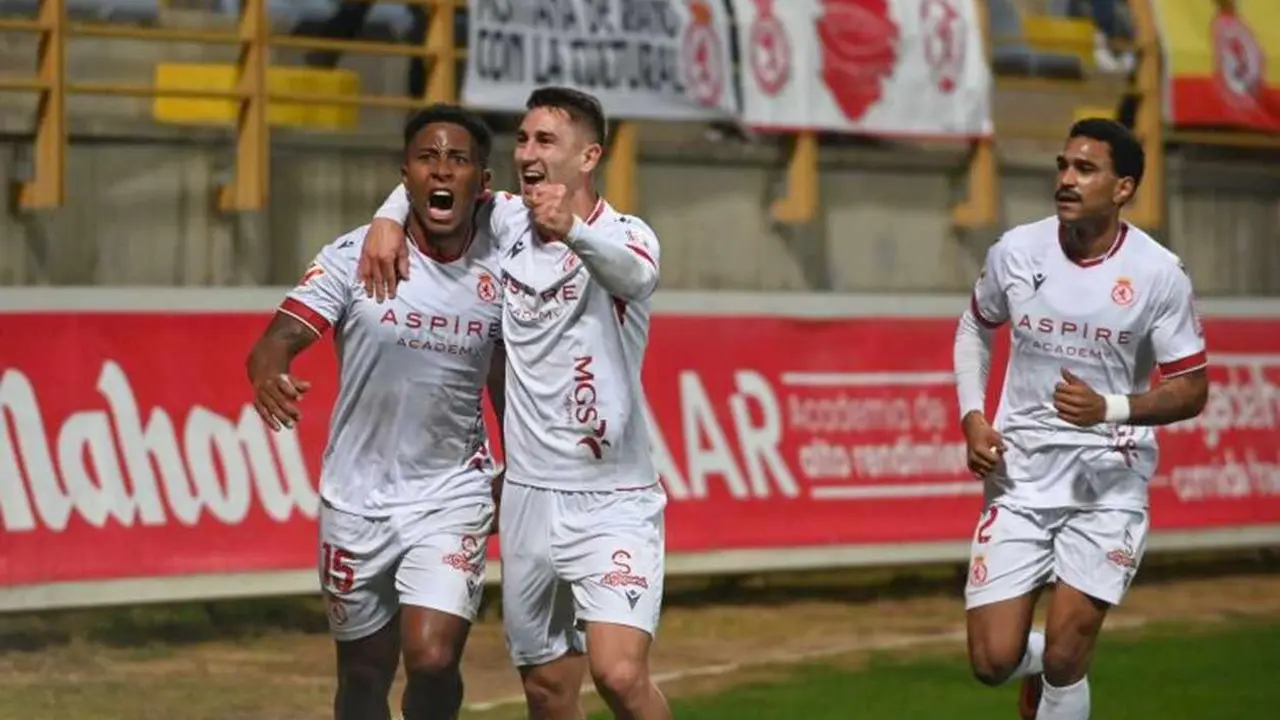 Ribeiro celebra con Manu Justo su gol en el Reino de León.