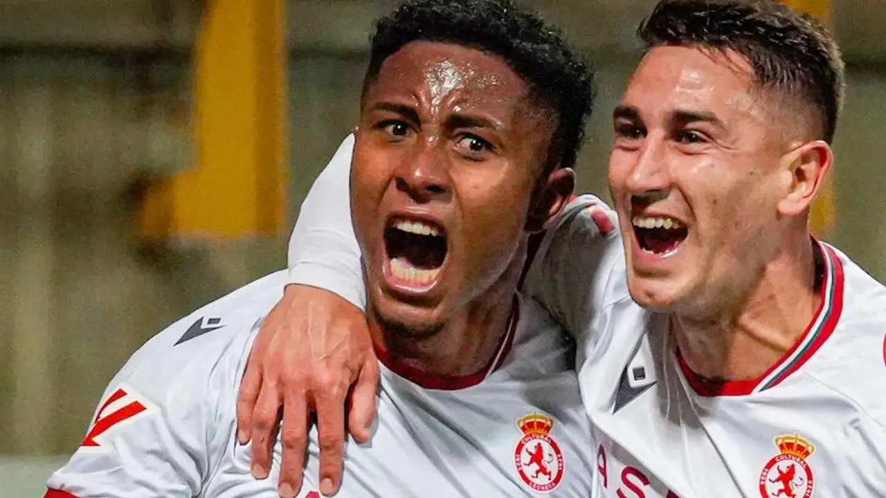 Ribeiro celebra con Manu Justo su gol en el Reino de León.