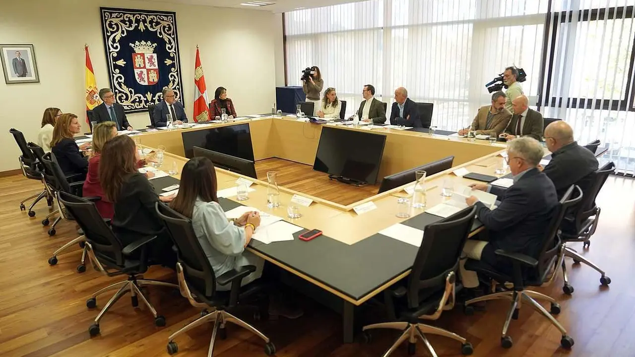 Los portavoces de los grupos parlamentarios de las Cortes conversan antes de asistir a la Junta de Portavoces.